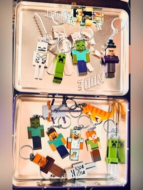 Minecraft Tin Box Lunch Box with 14 Character Keychains